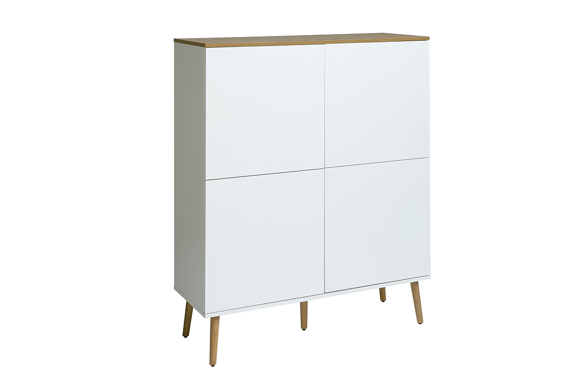 Wei�e skandinavische Highboard-Kommode mit Tischplatte aus hellem Eichenholz, 3/4-Ansicht, vier T�ren und konischen Beinen.