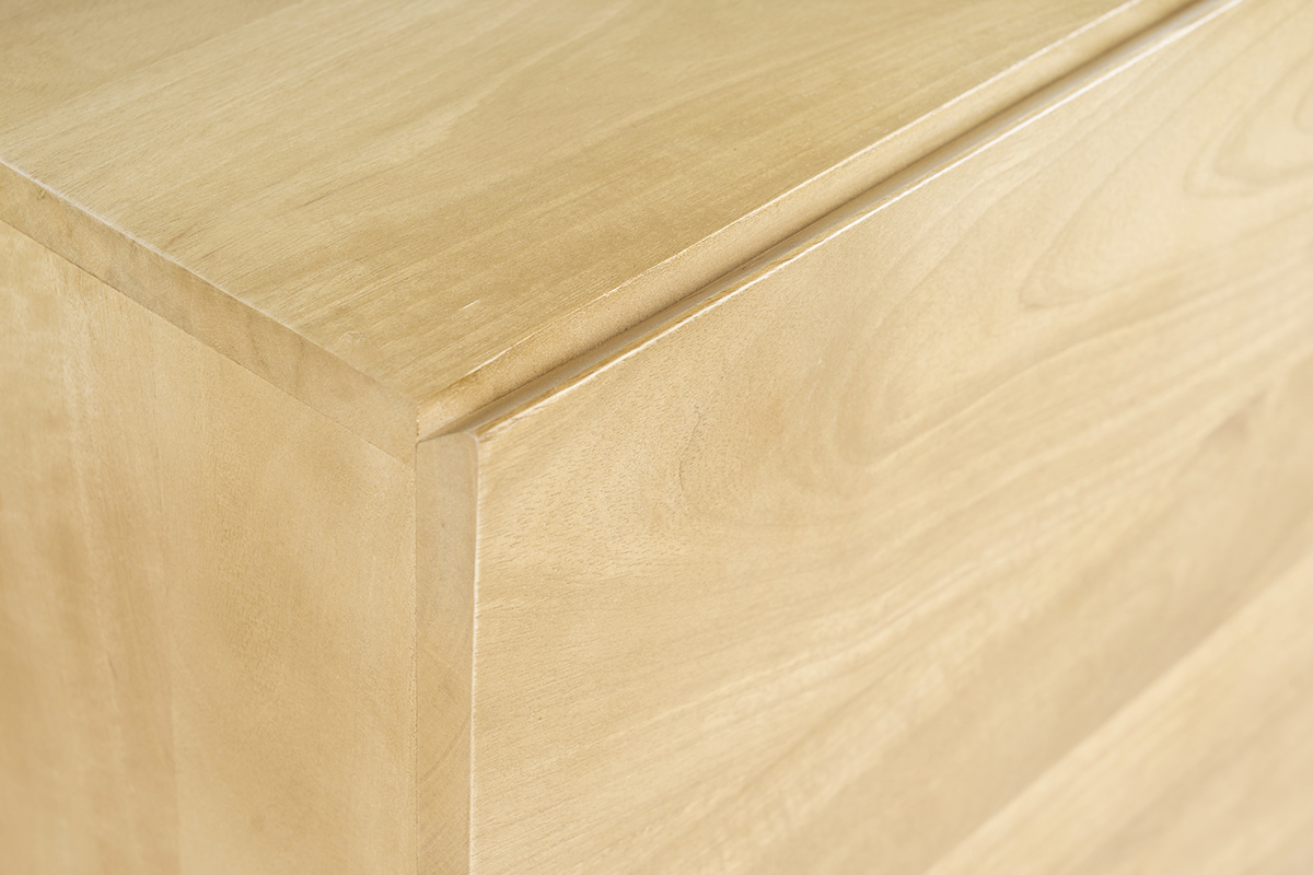 Nahaufnahme einer Ecke eines Buffets aus massivem Mangoholz.