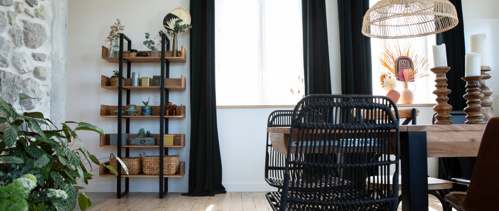 Industrieller Bücherschrank aus massivem Akazienholz und schwarzem