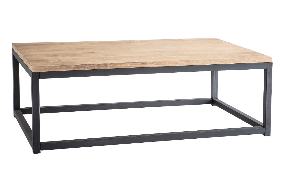 Rechteckiger Couchtisch aus hellem Mangoholz und schwarzem Metall, in 3/4-Ansicht.
