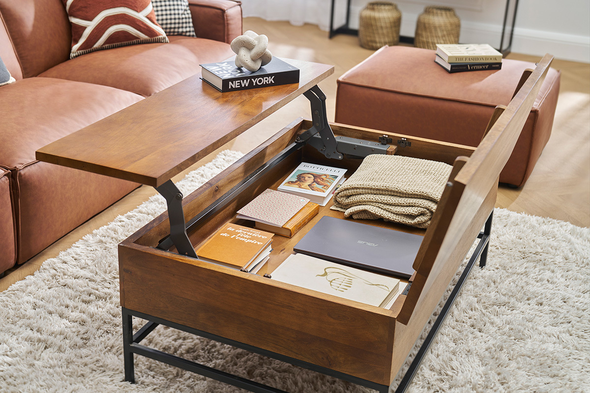 Hhenverstellbarer Couchtisch aus Mangoholz und schwarzem Metall mit Innenraumablage, Ansicht von 3/4.