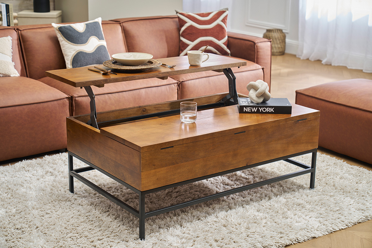 YPSTER Couchtisch aus Mangoholz und schwarzem Metall mit hhenverstellbarer Platte, in einem Wohnzimmer mit Sofa.