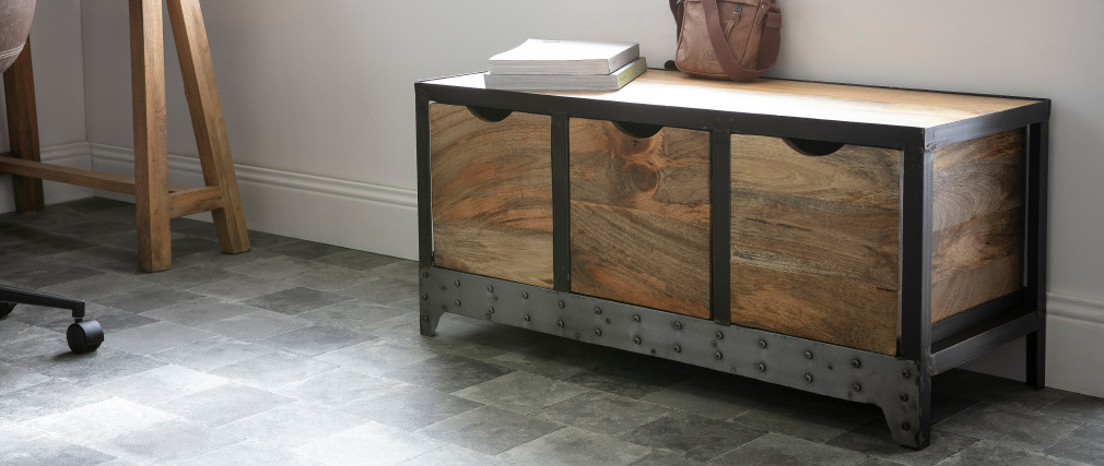 Industrielles Aufbewahrungs- / Schuhmöbel ATELIER Massivholz und Metall