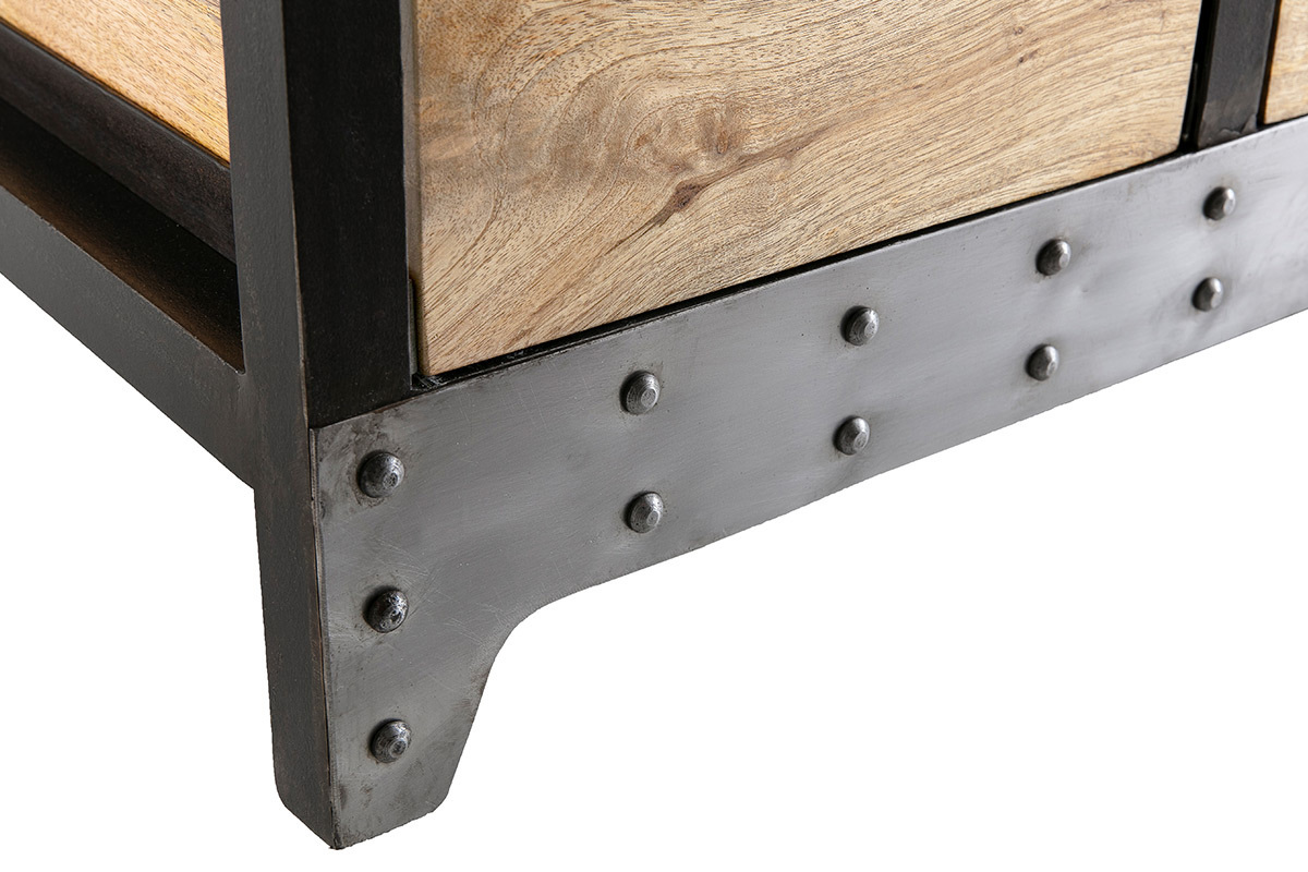 Detail des industriellen Aufbewahrungsm�bels aus Mangoholz und schwarzem Metall, schr�g von vorn mit Nieten.