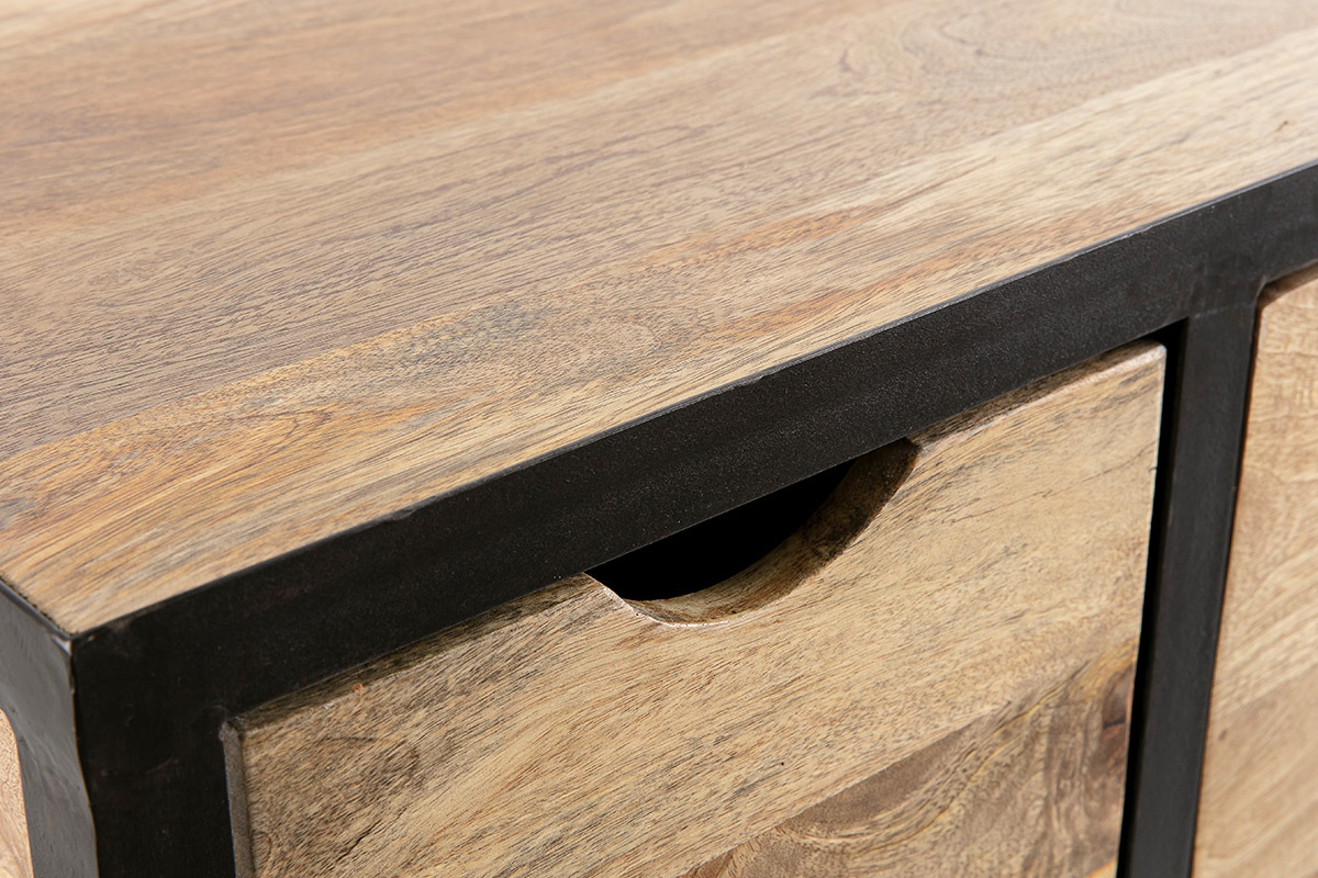 Draufsicht auf das industrielle Aufbewahrungsm�bel aus massivem Mangoholz und schwarzem Metall mit ge�ffnetem Schublade