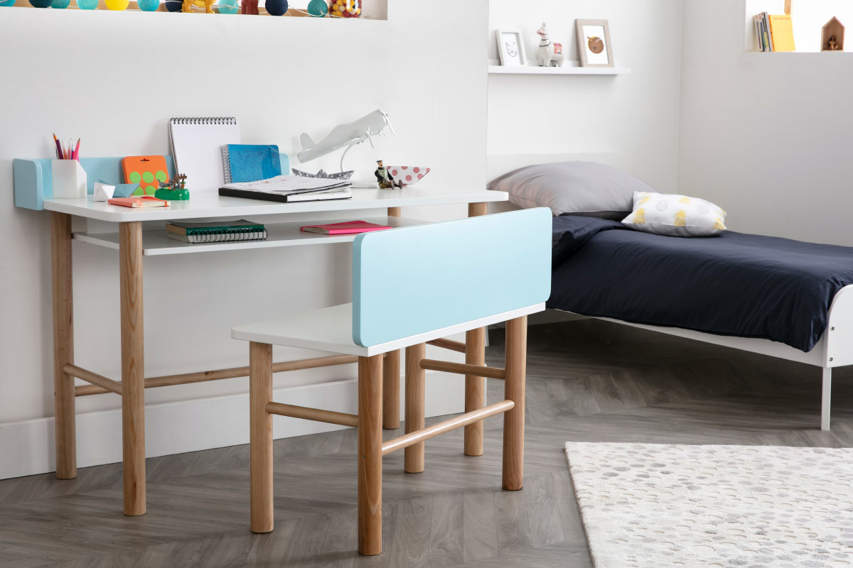 Kinderschreibtisch mit Bank Blau mit hellem Holz BERTY