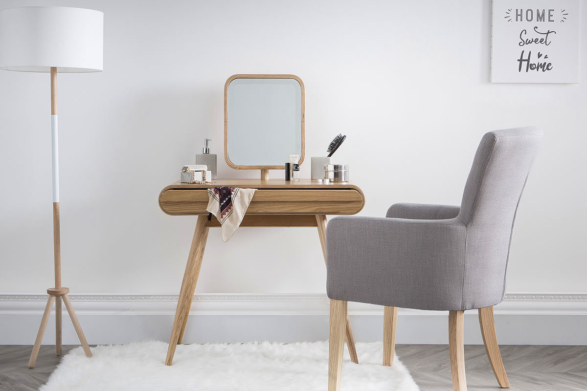 Klassischer Sessel naturfarbener Stoff helle Holzbeine LAZARRE