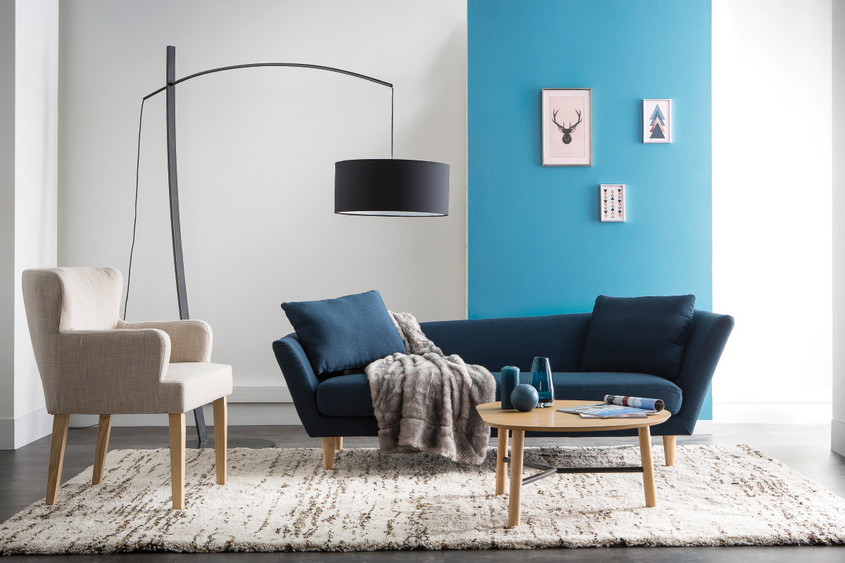 Klassischer Sessel naturfarbener Stoff helle Holzbeine RODIN