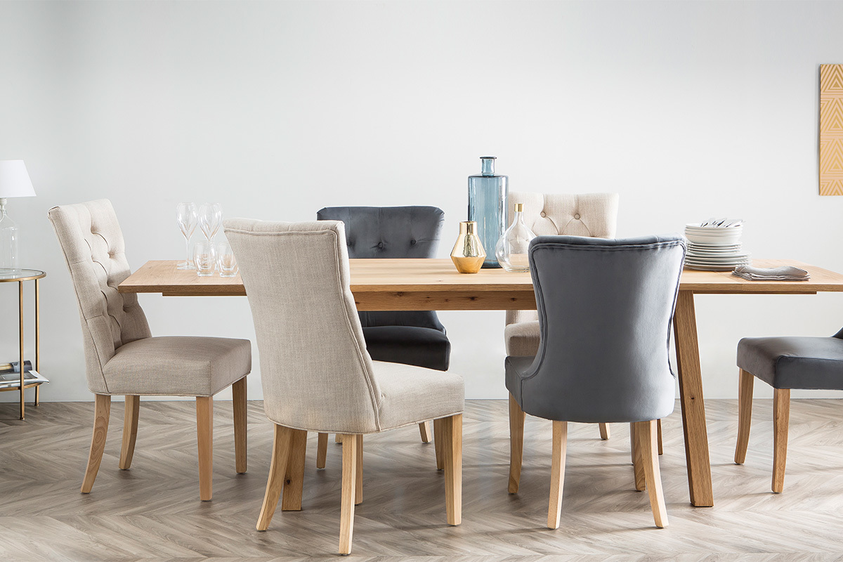 Klassischer Stuhl, dunkelblaues Velours, Beine aus hellem Holz GUSTAVE