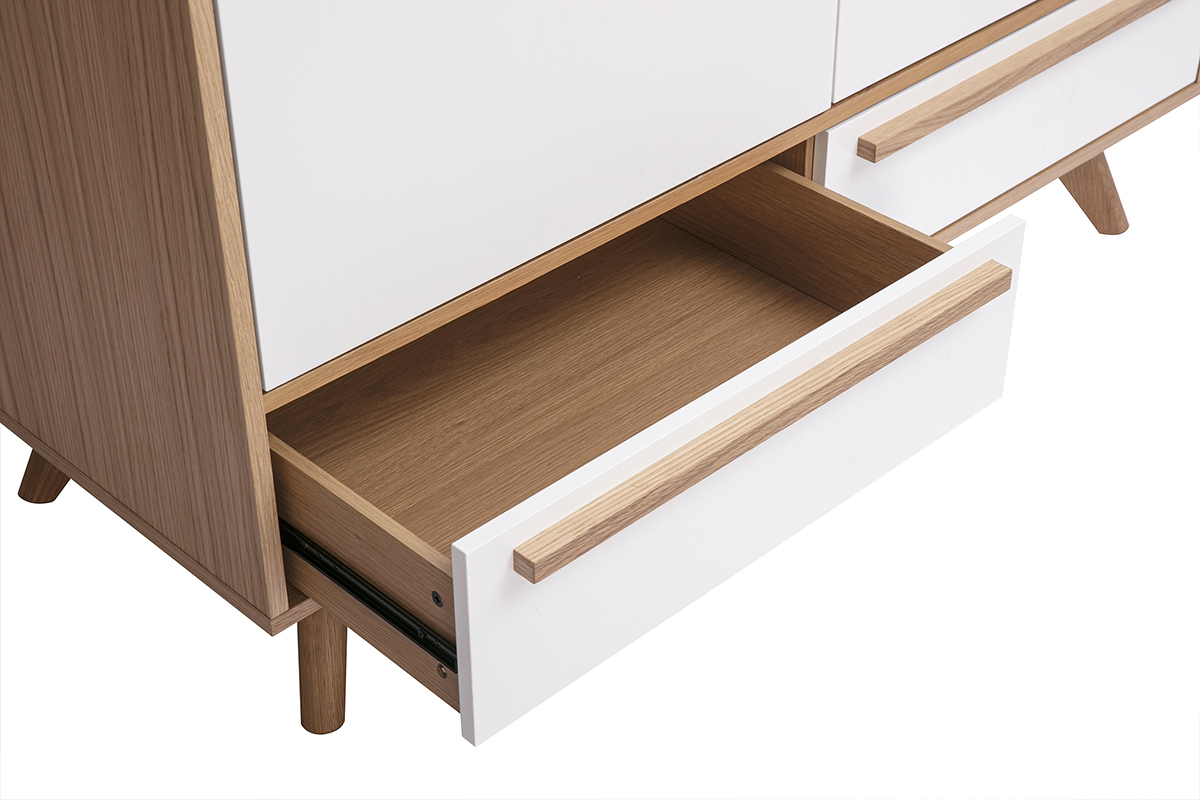 Schrank HELIA mit heller Holz- und Wei�finish, vergr��erte Ansicht, Schublade ge�ffnet.
