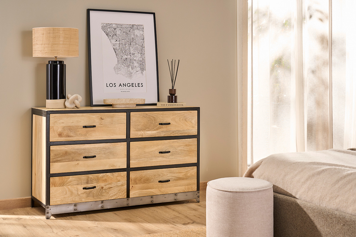 Industrielle Kommode aus Mangoholz und schwarzem Metall mit 6 Schubladen, Lampe und Dekoration oben.