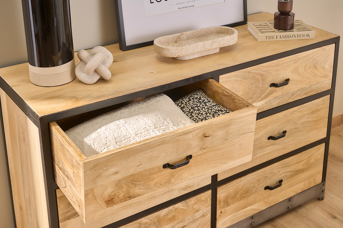 Kommode aus Mangoholz und schwarzem Metall mit offenem Schublade, Nahaufnahme.