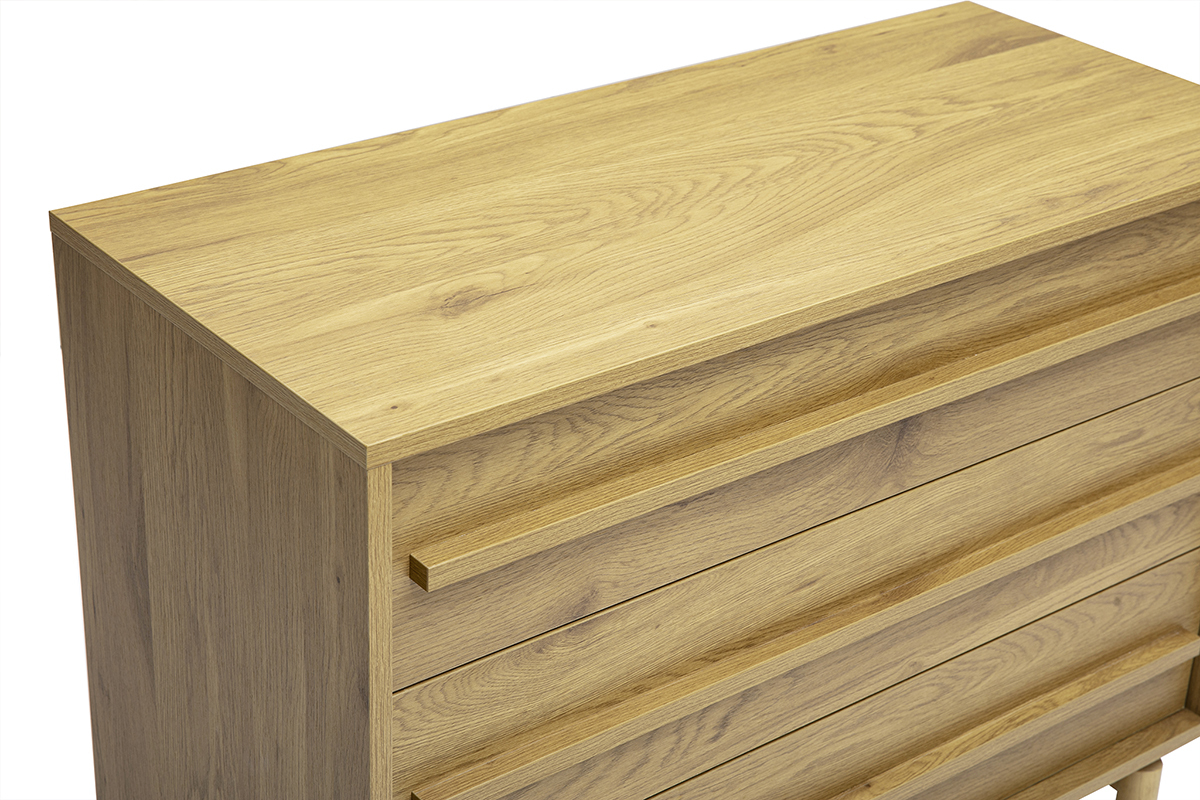Kommode aus hellem Eichenholz mit drei Schubladen, Draufsicht, schlichtes und zeitgen�ssisches Design.
