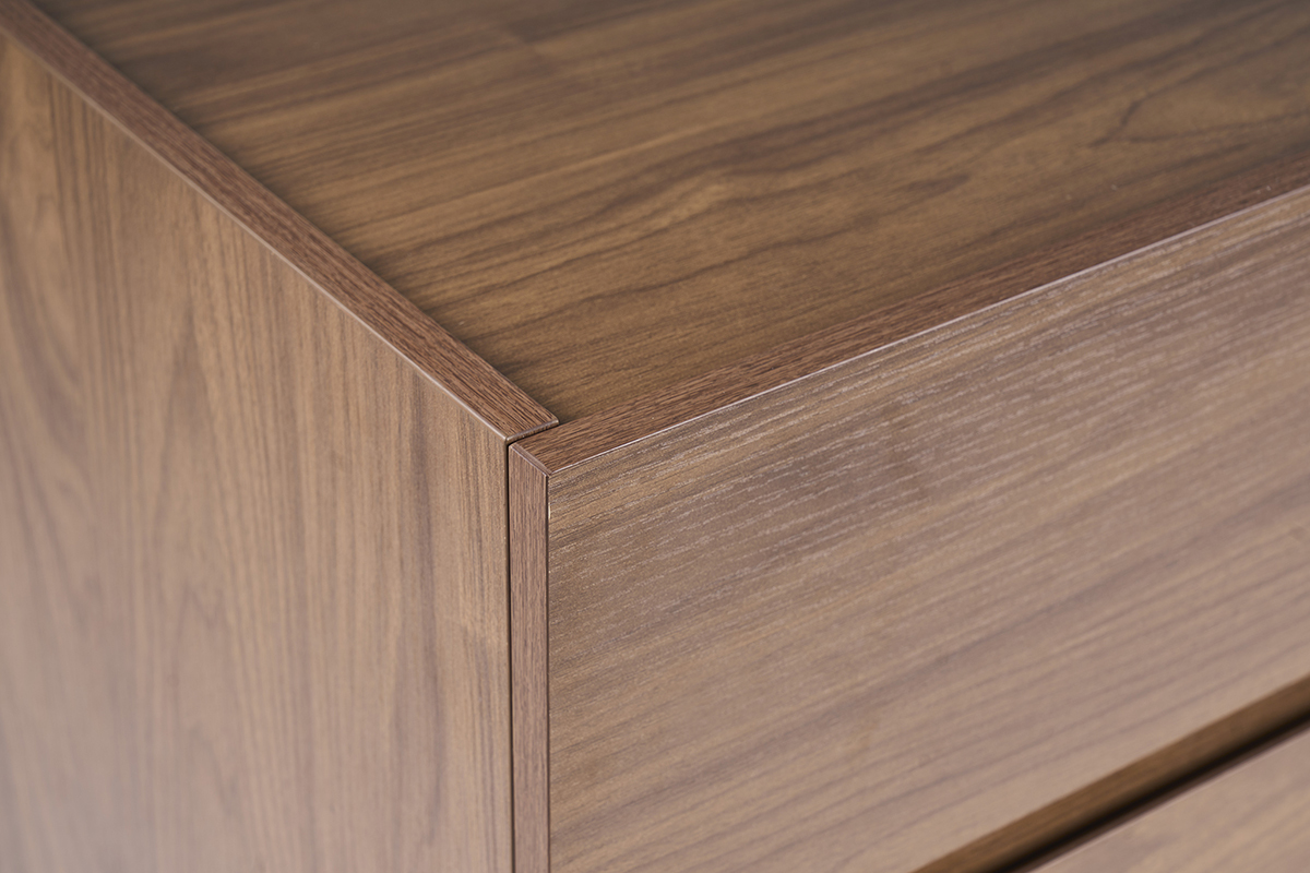 Detail der SANAA Kommode in dunkler Walnuss-Finish mit sichtbarer Maserung.