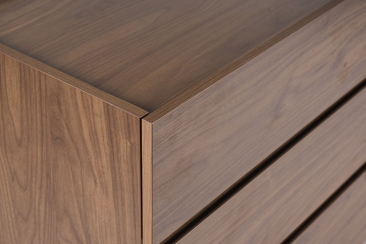 Nahaufnahme einer dunklen Walnussholz-Kommode mit sichtbaren Maserungen und geraden Kanten.