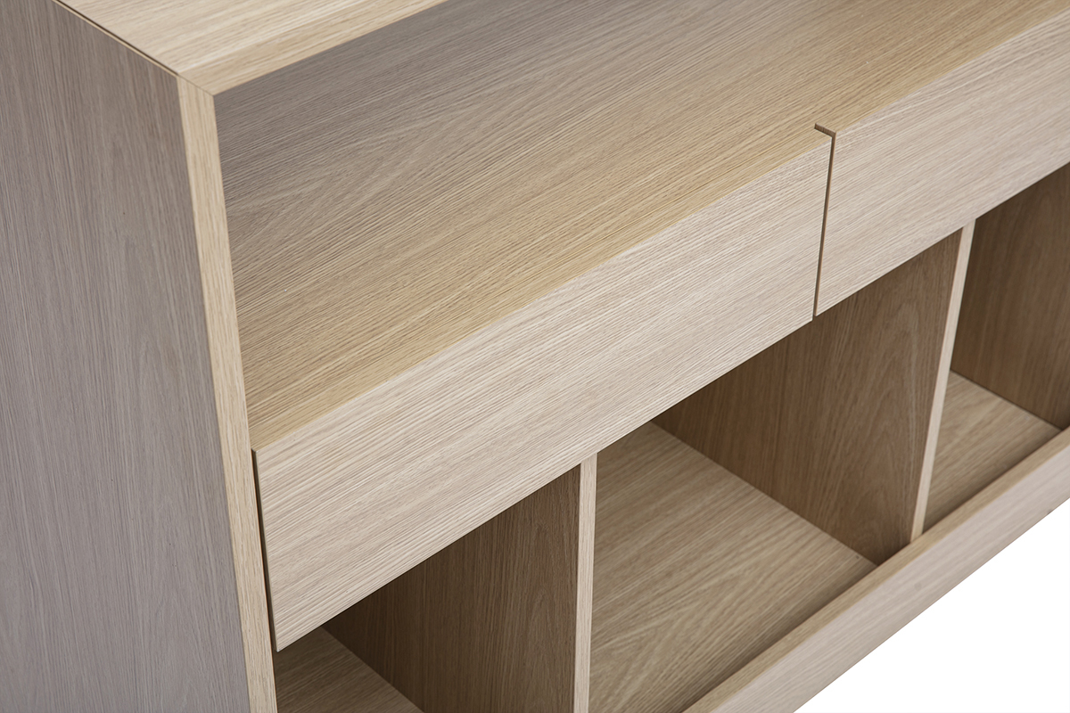 Nahaufnahme der RUBINA Konsole in hellem Holz mit F�chern und Schubladen.