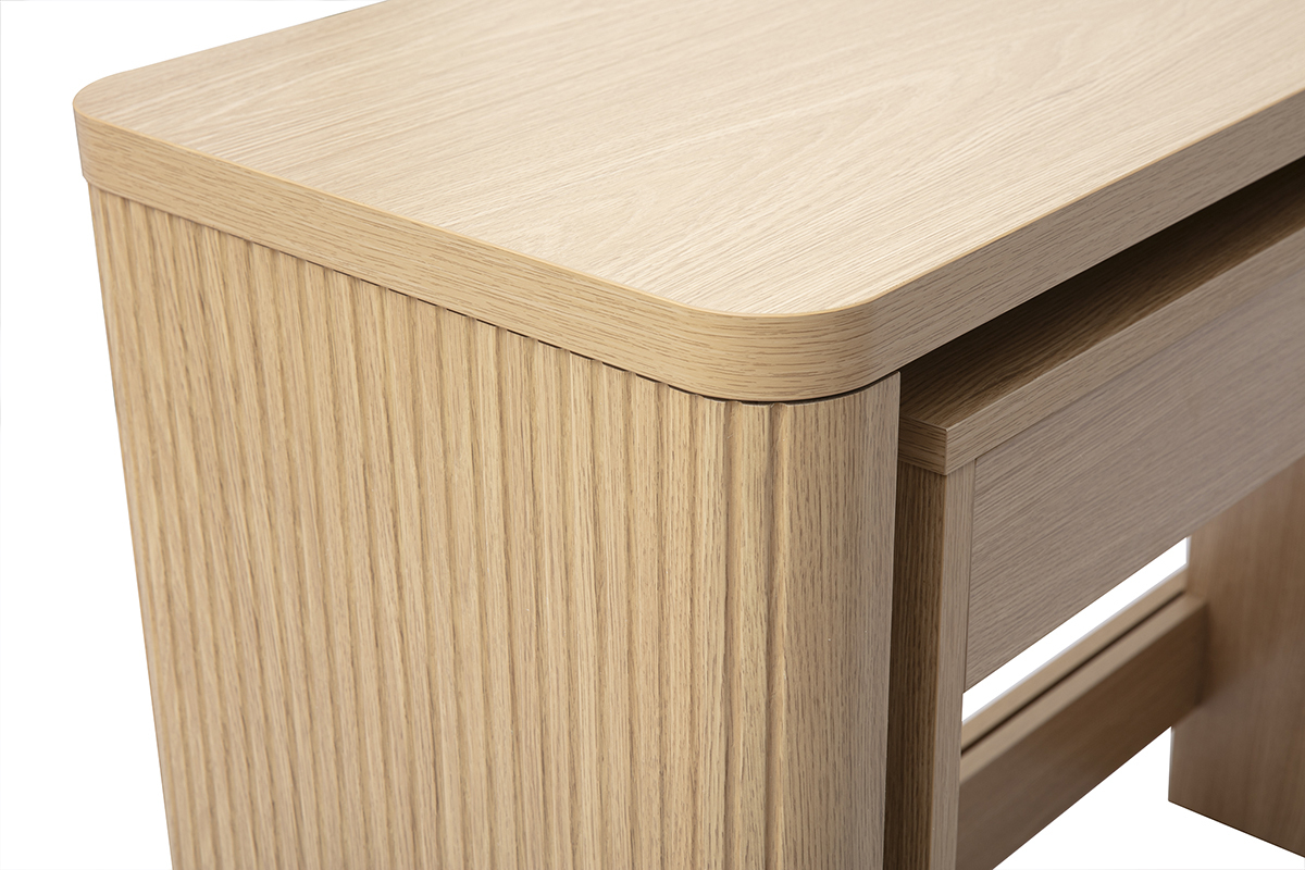 Detail der hellen Eichenholz-Konsole mit Schubladen, Nahaufnahme.