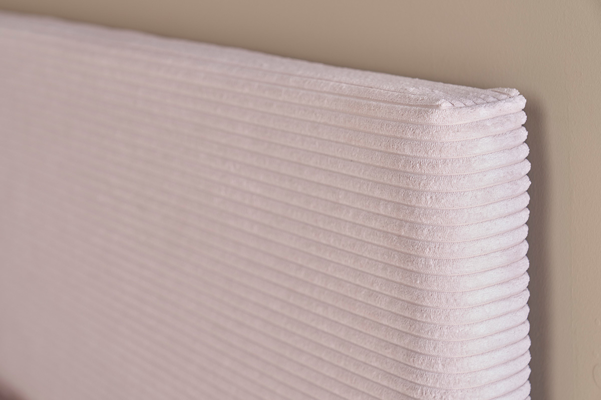 Ansicht aus dem Winkel des YOLANDA Kopfteils in beige Kord-Samt.