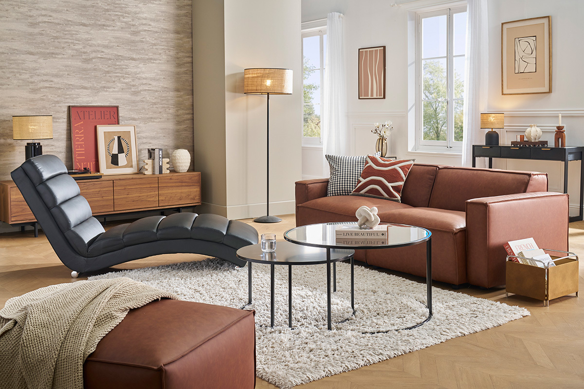 Schwarzer Designer-Liegestuhl TAYLOR aus Leder und verchromtem Stahl in einem modernen Wohnzimmer.