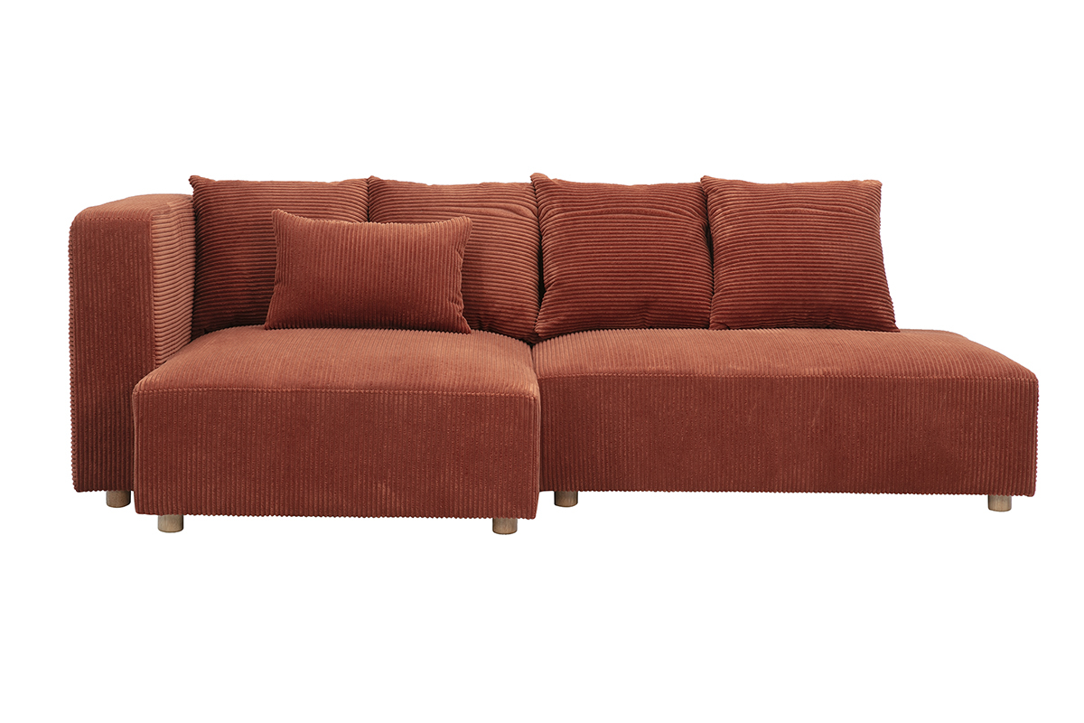 Linksseitiges Ecksofa mit 3 Sitzpl�tzen aus terrakottafarbenem Cordstoff, Vorderansicht mit Kissen.