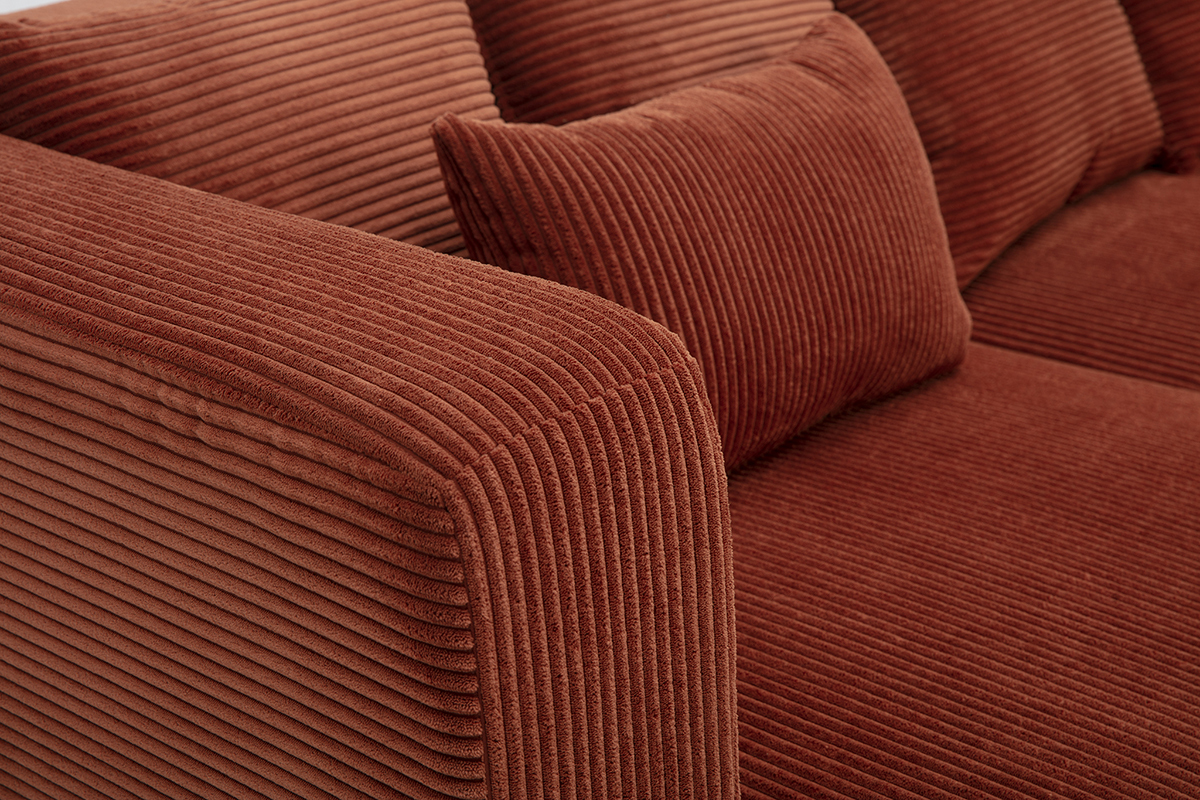Detailansicht des linken Ecksofas HARLEM, in Terrakotta-Cordvelours, inklusive Kissen.