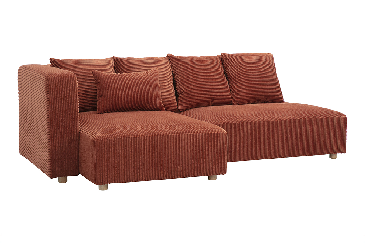 Linksseitiges Ecksofa mit 3 Sitzpl�tzen aus terrakottafarbenem Cordstoff mit Kissen, 3/4-Ansicht.