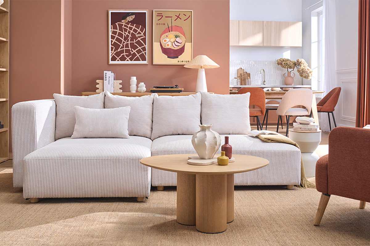 Linksseitiges Ecksofa aus Cord, bequeme Kissen, Gesamtansicht in einem Wohnzimmer