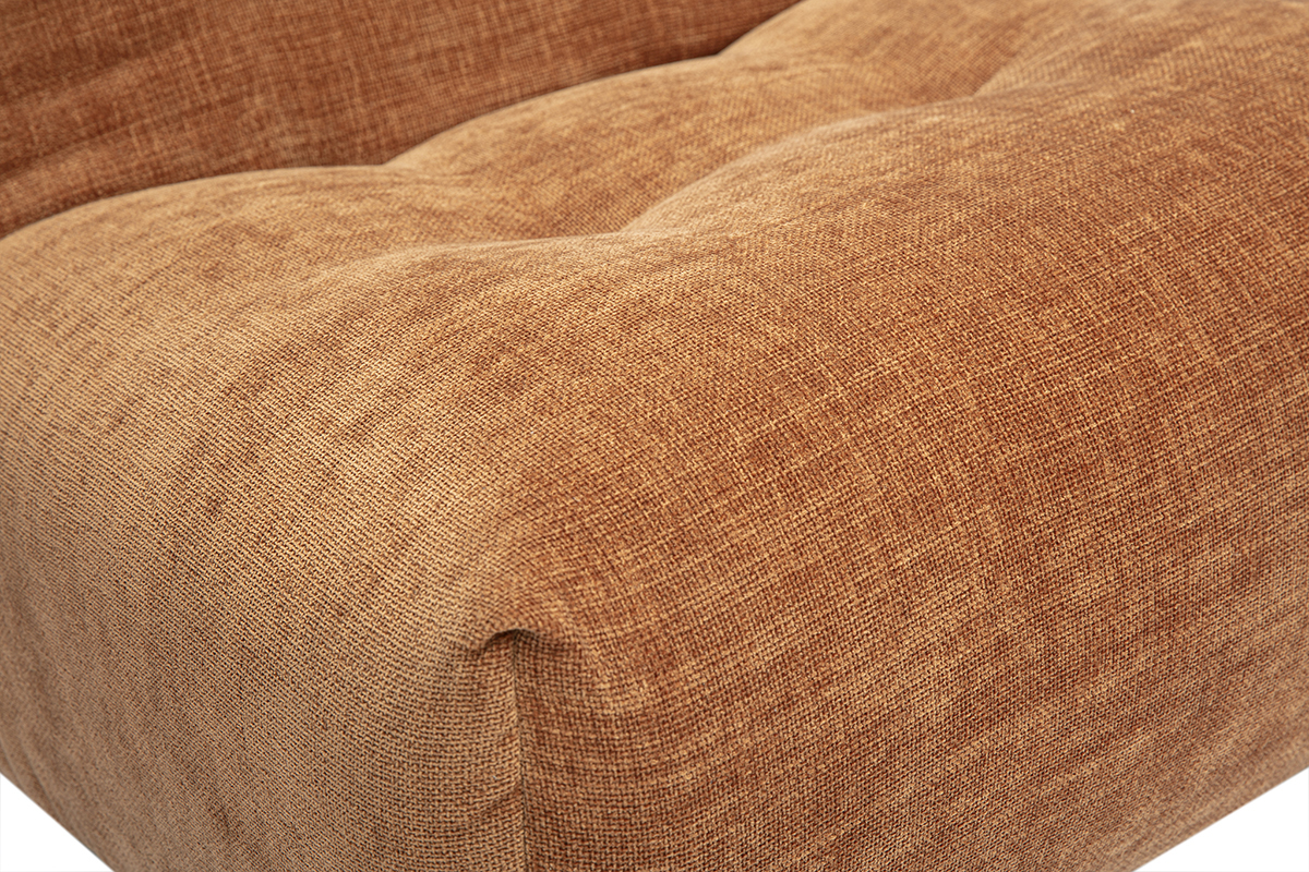 Nahaufnahme des strukturierten Samtstoffes in verbrannter Erde des Lounge-Sessels BUMPY.
