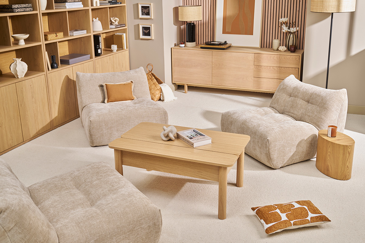 Wohnzimmer mit 3 BUMPY Lounge-Sesseln aus Stoff mit Samteffekt in Taupe und einem Couchtisch aus Holz.