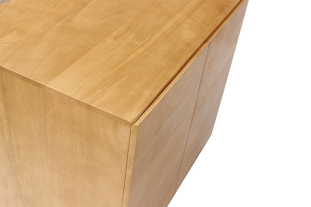 Draufsicht auf das Badezimmerm�bel aus massivem Mangoholz, mit glatten Oberfl�chen.