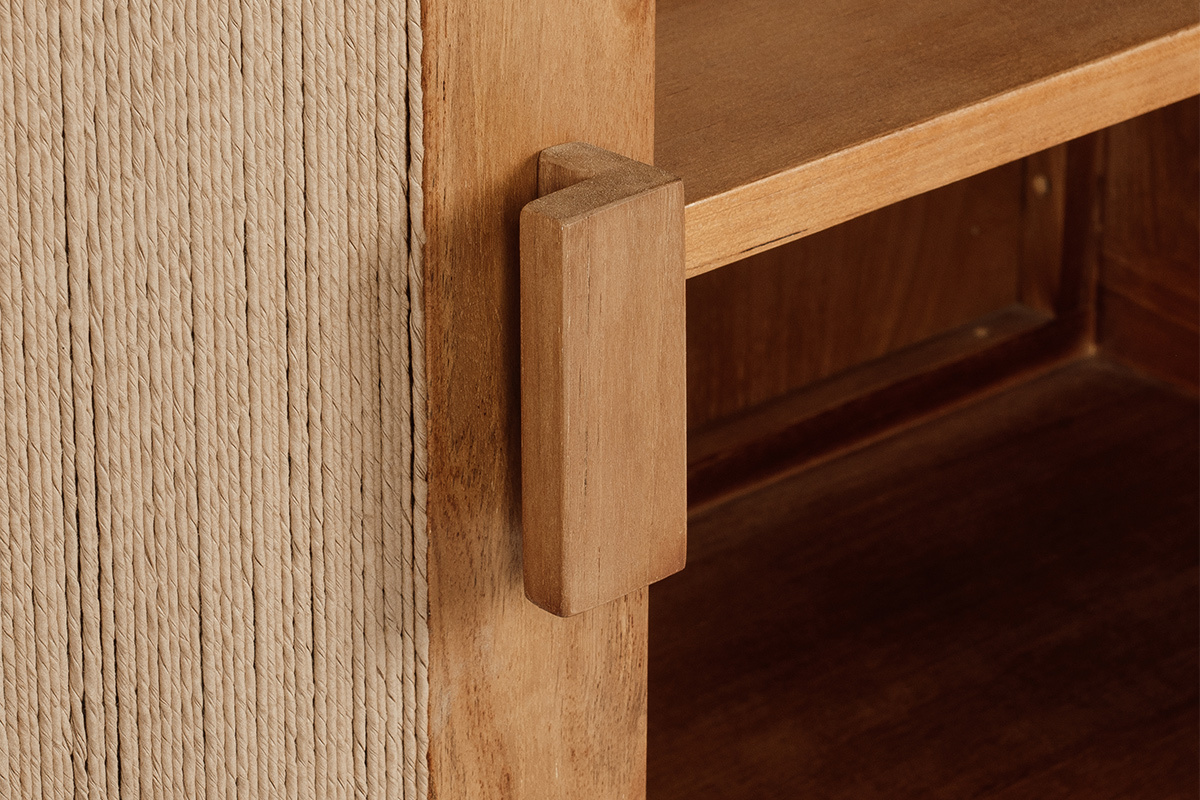 Nahaufnahme des Holzgriffs des Badezimmerm�bels MOSSA mit geflochtener Kordel.