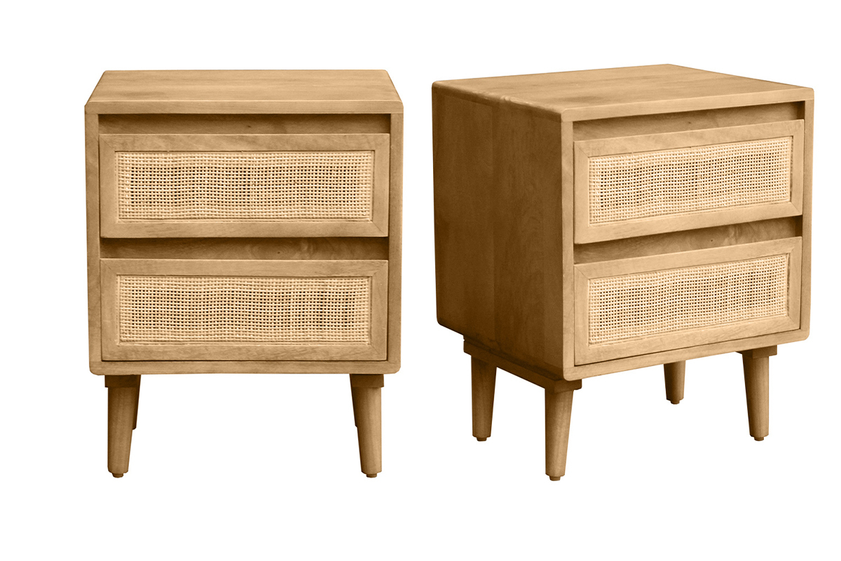 Set aus 2 Nachttischen aus Mangoholz mit Rattanfronten, Vorderansicht.