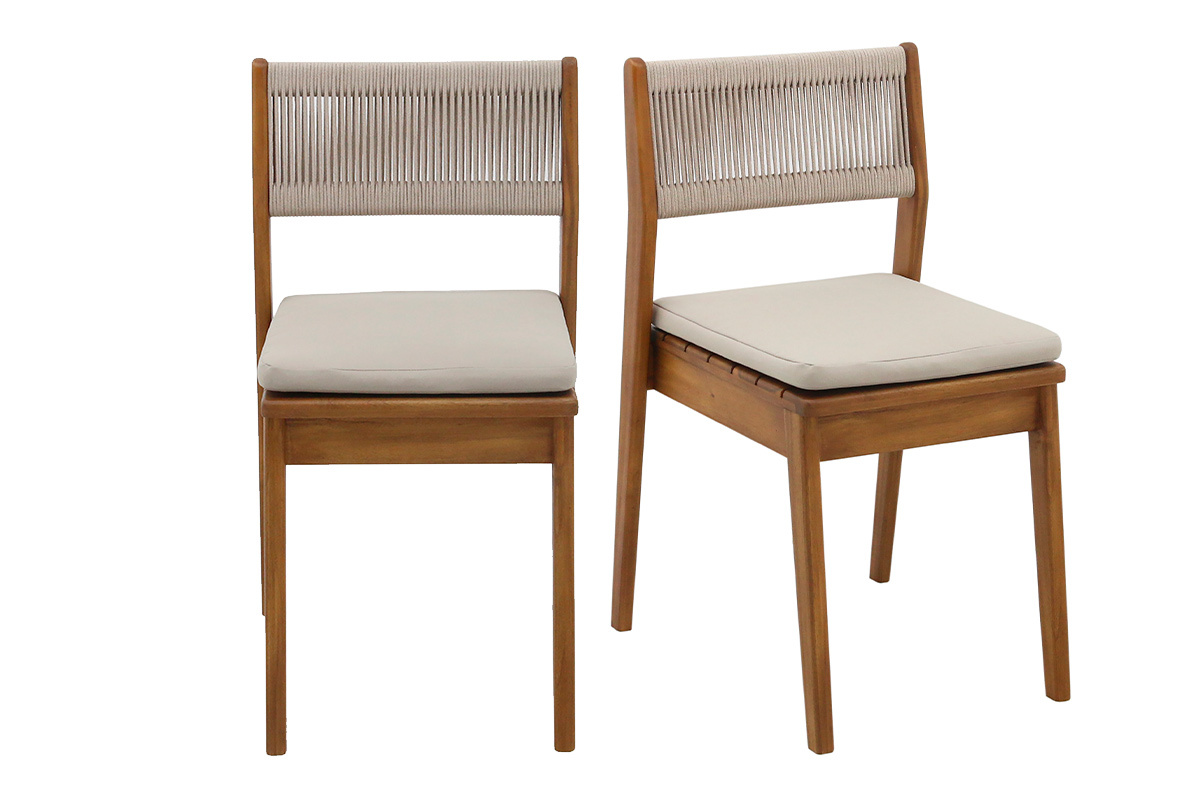 Zwei Gartenst�hle aus Holz und geflochtener Schnur, Frontansicht.