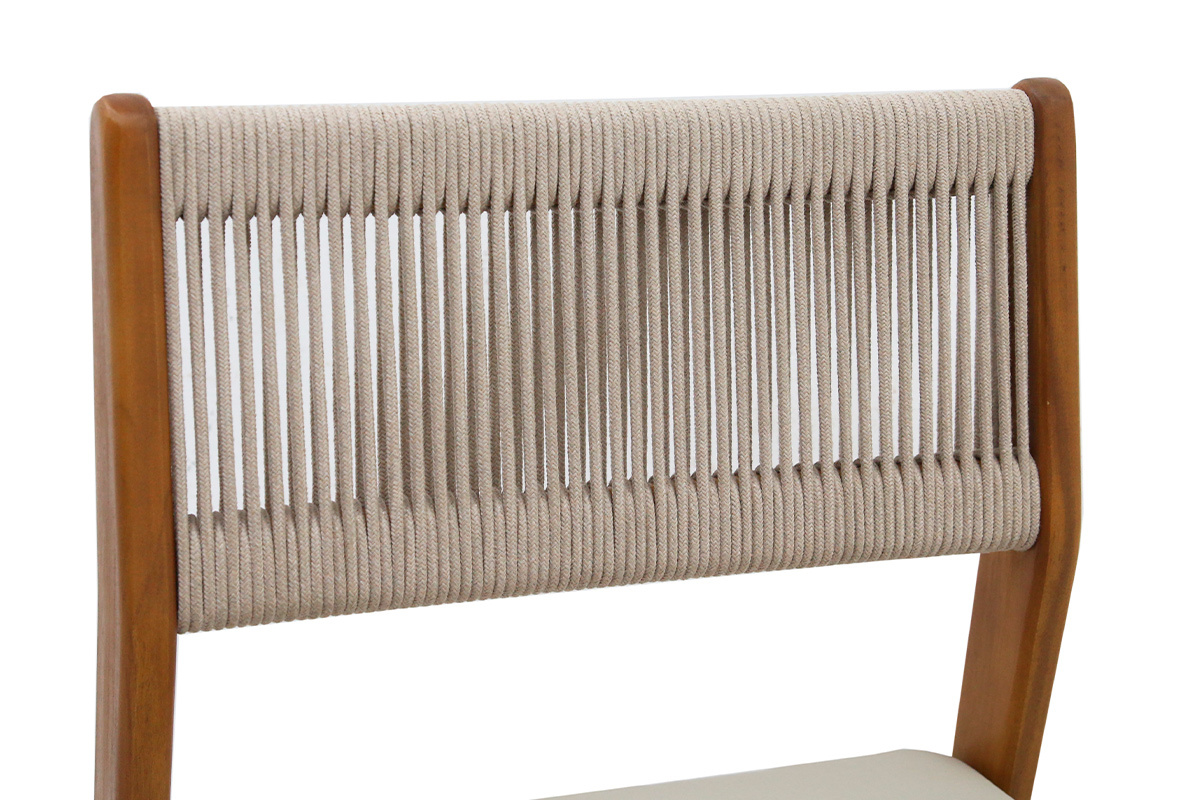 Stuhlr�ckenlehne aus beige geflochtener Kordel und Massivholz, Vorderansicht.