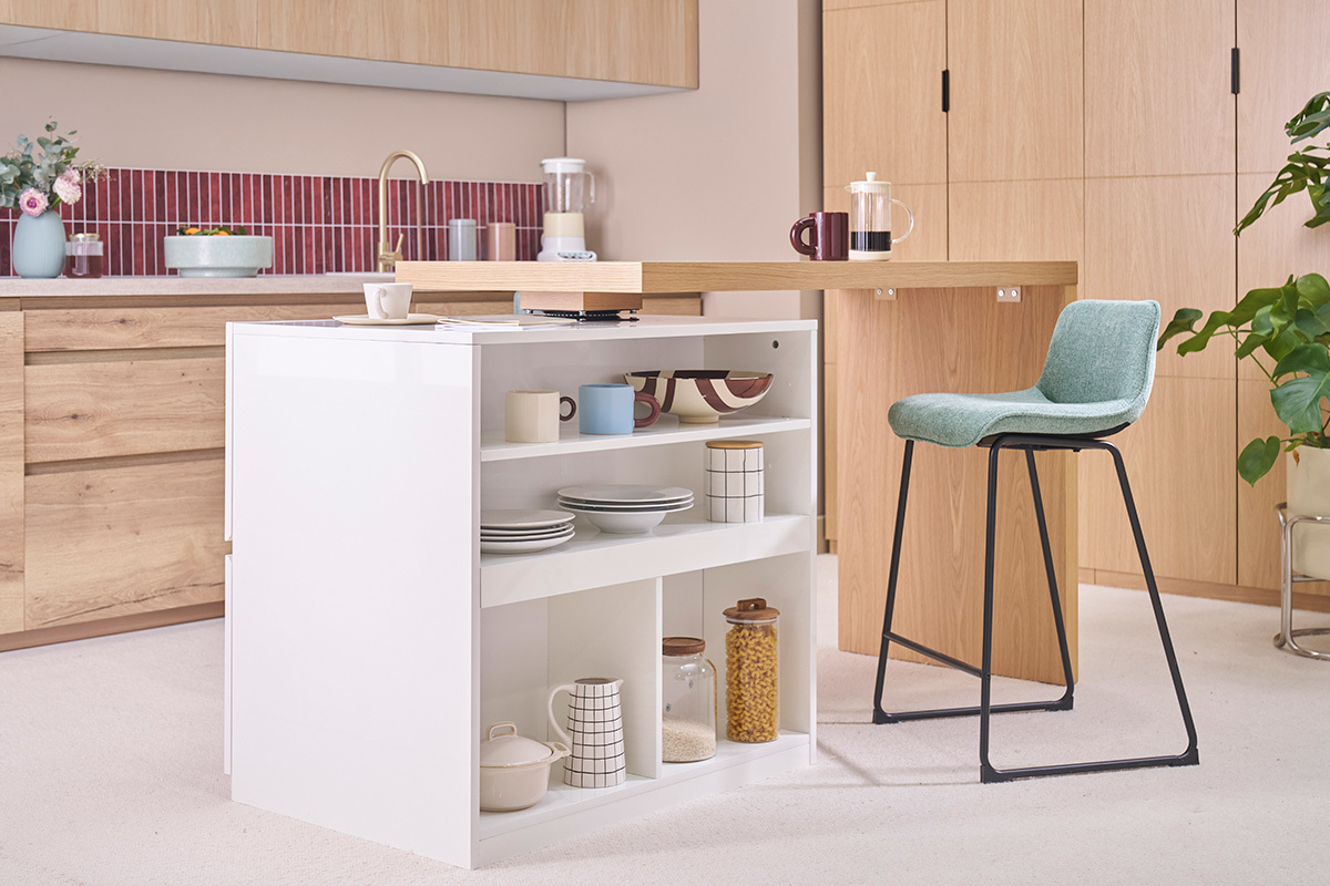 Modulare wei�e und Eichenholz-Barinsel mit Regalen, gr�nem Hocker, K�che im Hintergrund.