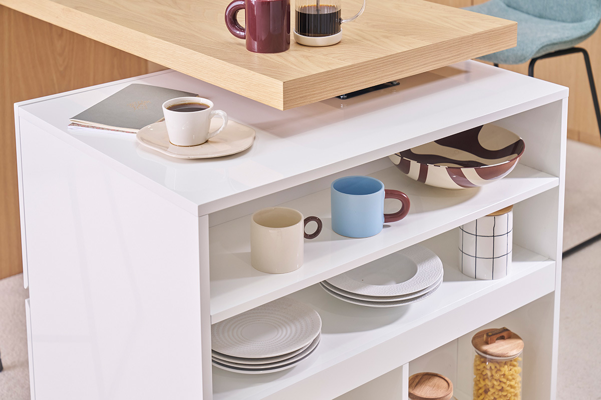 Modulare wei�e und Eiche Insel mit Tassen und offener und geschlossener Aufbewahrung, 3/4 Ansicht.
