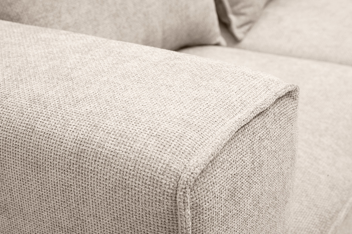 Detail der Armlehne des modularen Sofas KERRY aus beigefarbenem Stoff mit strukturierter Samtoptik.