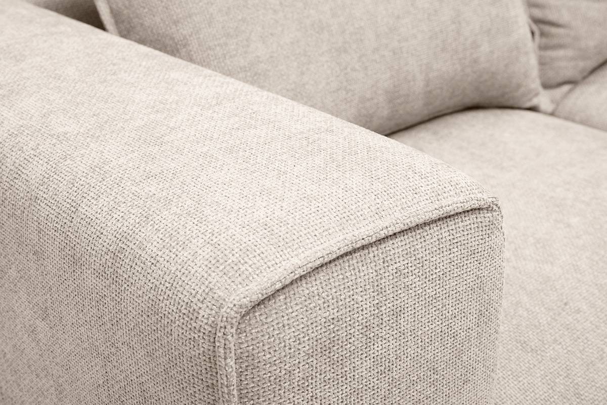 Detail des beigen Stoffes in samtiger, strukturierter Optik des modularen Ecksofas KERRY