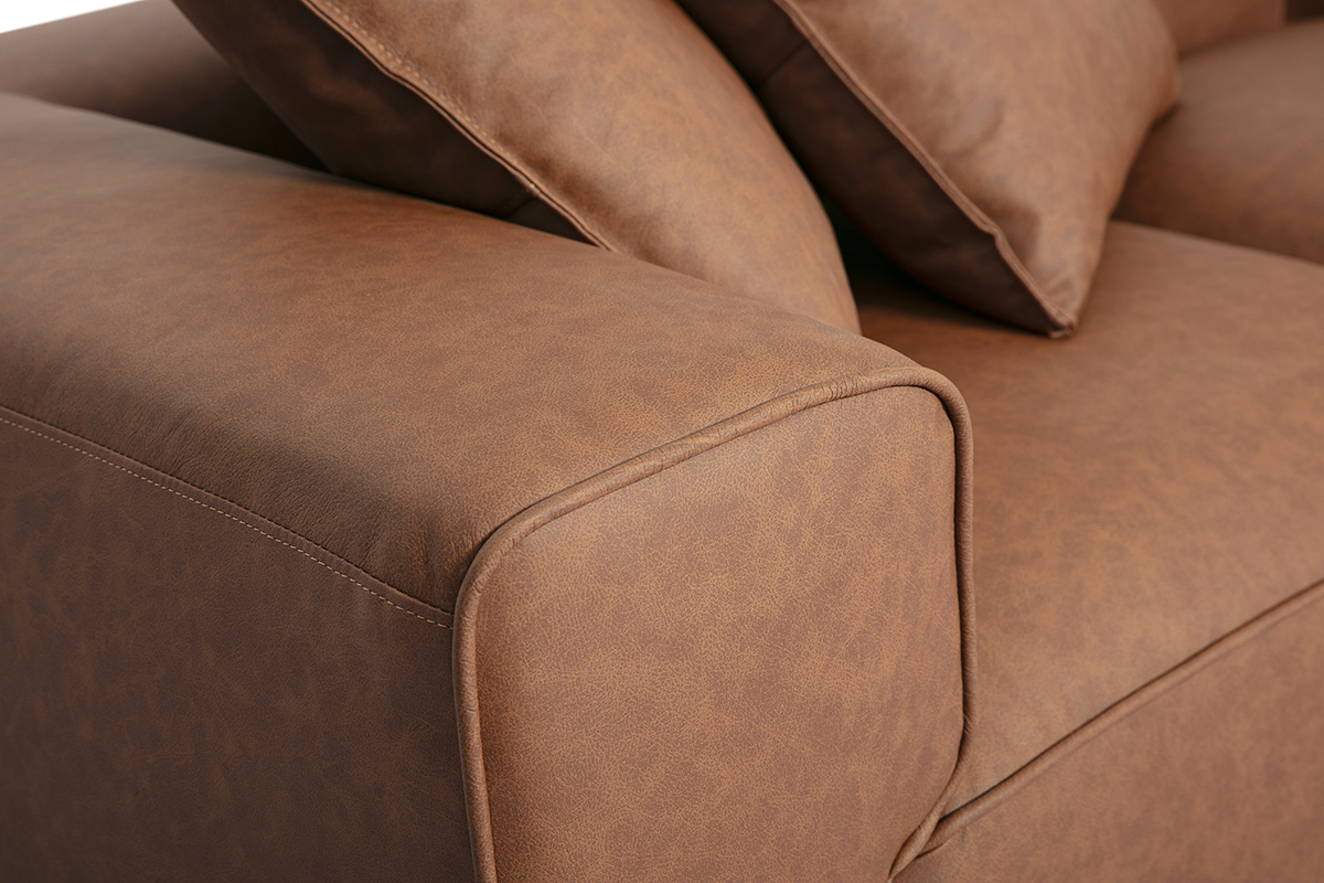 Detail der modularen braunen Lederecksofa FERGUS, Nahaufnahme der Polsterung