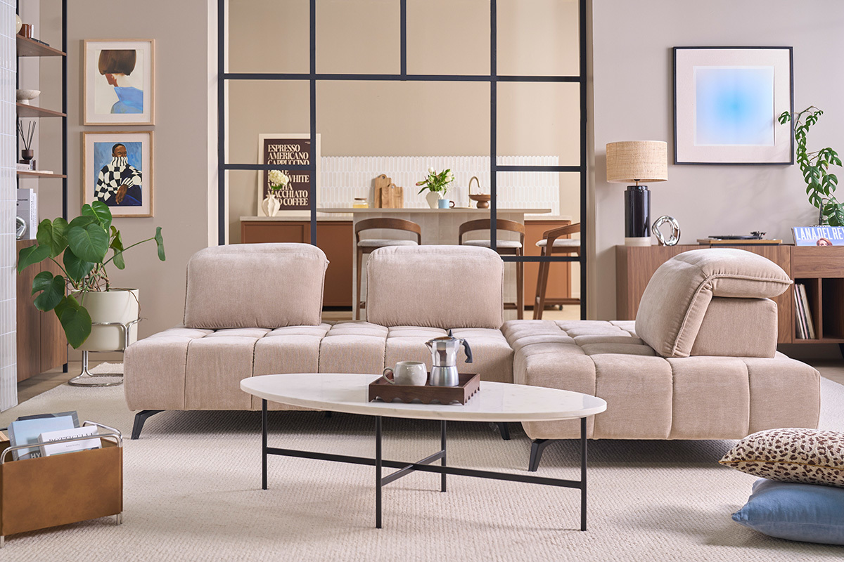 Modulares Ecksofa f�r 4 Personen mit verstellbaren Kopfst�tzen aus Stoff in Taubenblau und schwarzem Metall OLMO