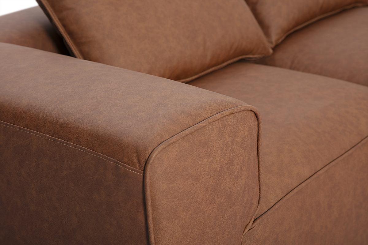 Detail eines 4-Sitzer-Modulsofas aus braunem Leder FERGUS, Nahaufnahme der Armlehne.