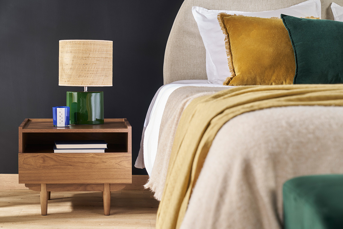 Nachttisch aus dunklem Holz mit Schublade SANAA