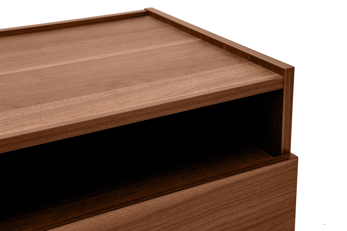 Nachttisch aus dunklem Holz mit Schublade SANAA