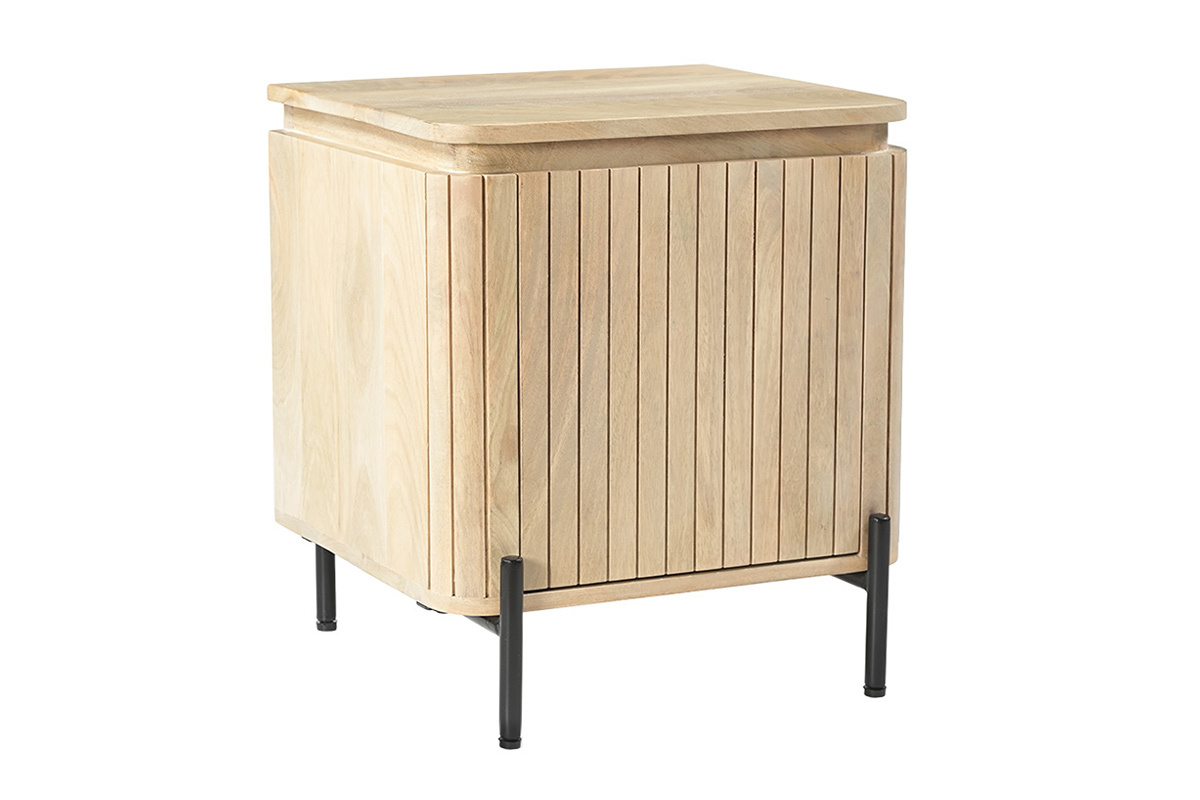 Nachttisch aus massivem Mangoholz und schwarzem Metall, 3/4-Ansicht mit geriffelter Front und Metallbeinen.
