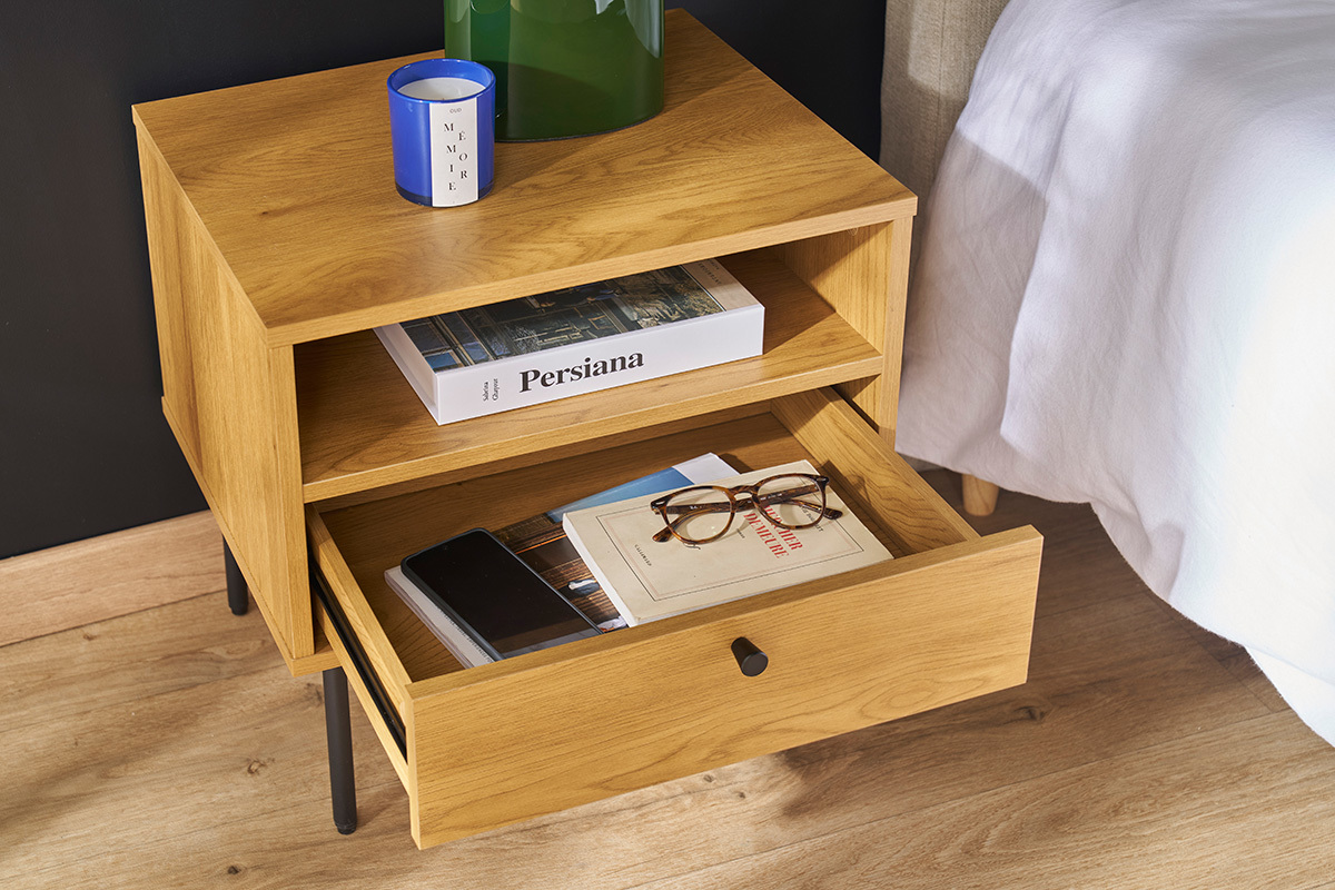 Nachttisch mit Ablagefchern in hellem Eichenholzfinish und schwarzen Metallfen PERNELLE