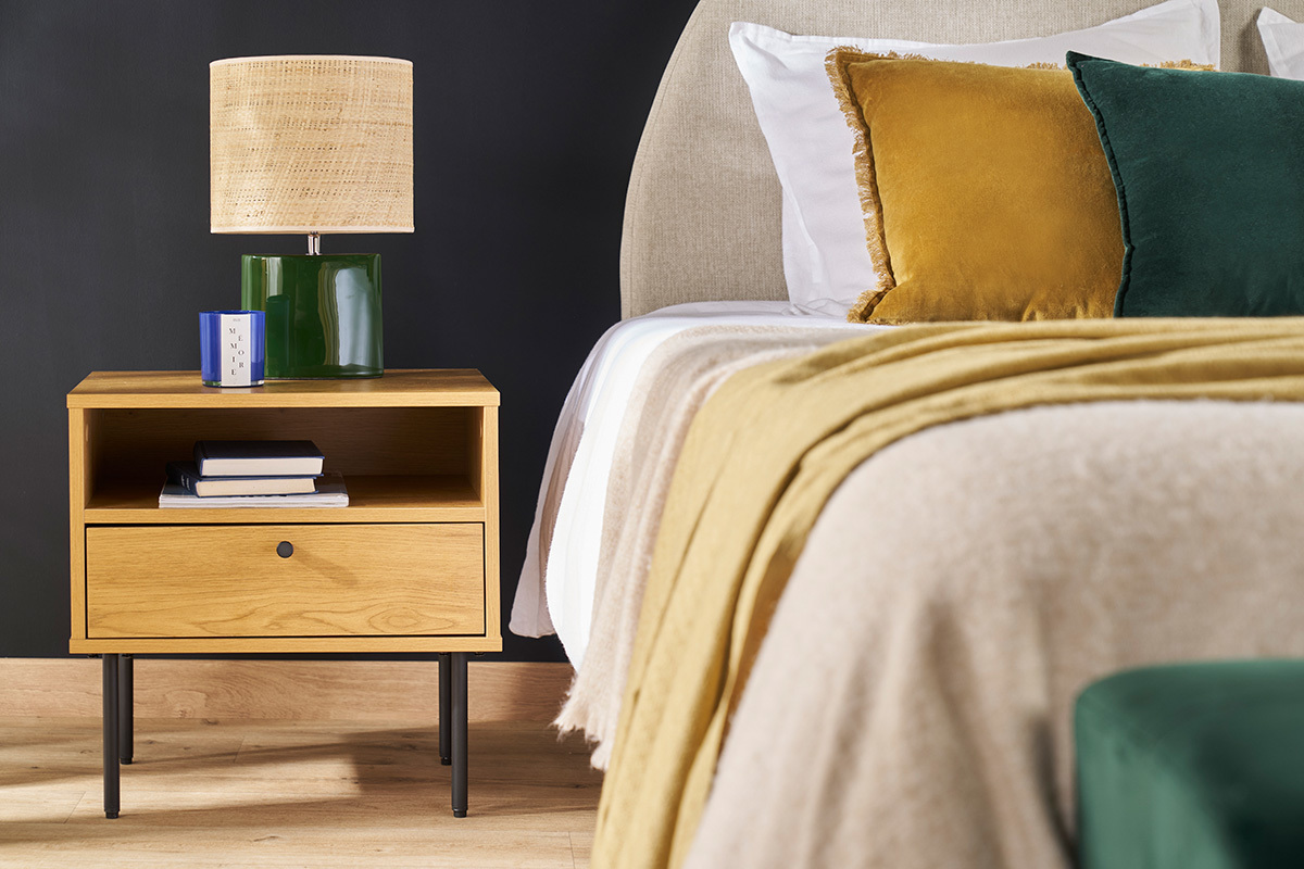 Nachttisch mit Ablagefchern in hellem Eichenholzfinish und schwarzen Metallfen PERNELLE