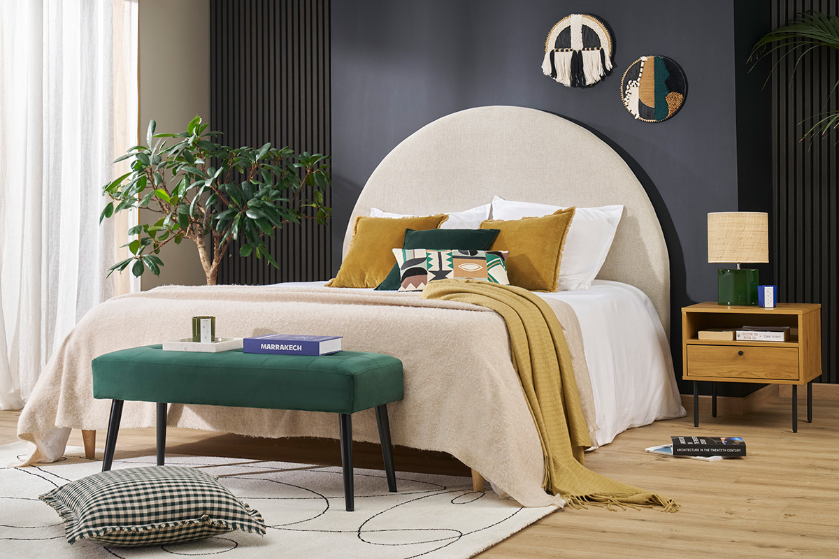 Nachttisch mit Ablagefchern in hellem Eichenholzfinish und schwarzen Metallfen PERNELLE