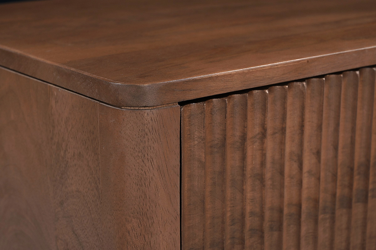 Detail des Nachttischs ALDA aus dunklem Holz, mit der Tischplatte und einer strukturierten Seite