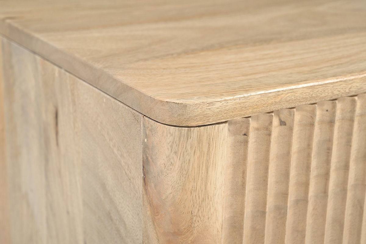 Detail der Ecke eines Nachttisches aus hellem Mangoholz, das die Oberfl�che und die Linien zeigt.