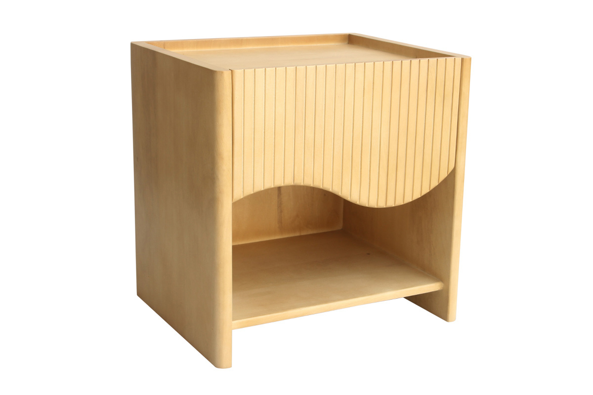Nachttisch aus Mangoholz mit gewellter geschnitzter Schublade und offener Nische, Dreiviertelansicht.